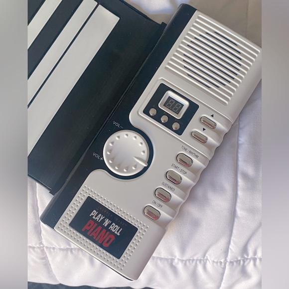 Sharper Image PLAY”N”ROLL PIANO - Picture 4 of 8